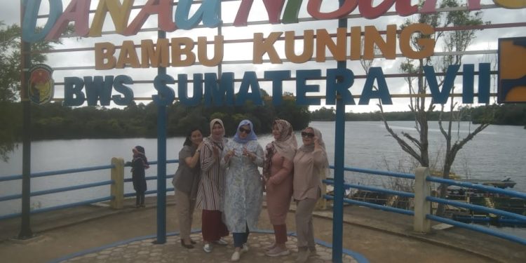 Kunjungi Danau Nibung dan Pantai PW, Ketua Persit KCK Koorcab Rem/041 Puji Pesona Alam Kabupaten Mukomuko