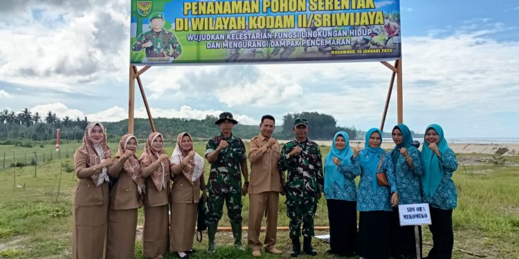 Pemdes Pasar Ipuh Apresiasi Kodim 0428/Mukomuko Laksanakan Penanaman Pohon di Pantai Wisata Abrasi Ipuh 