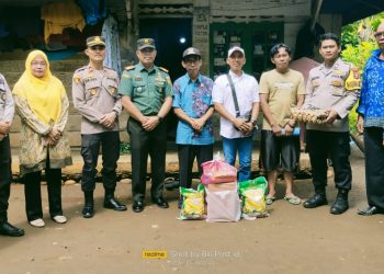 DPC MOI Mukomuko Bersama Forkompincam Air Manjunto Berikan Bansos ke Warga Tersambar Petir