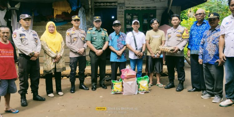 DPC MOI Mukomuko Bersama Forkompincam Air Manjunto Berikan Bansos ke Warga Tersambar Petir