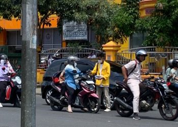 Ajak Masyarakat Tolak Politik Dinasti, Mahasiswa Bengkulu Bagi-Bagi Selebaran di Jalan