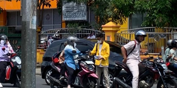 Ajak Masyarakat Tolak Politik Dinasti, Mahasiswa Bengkulu Bagi-Bagi Selebaran di Jalan