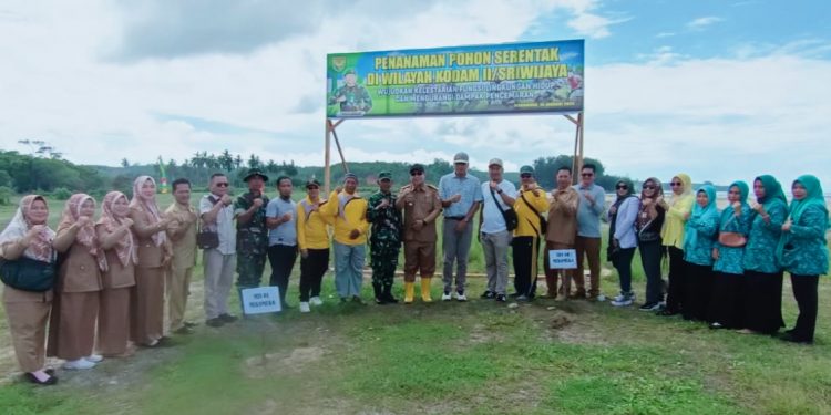 Penanaman Pohon Serentak, Kodim 0428/Mukomuko Laksanakan Penanaman Pohon di Pantai Wisata Abrasi Ipuh 