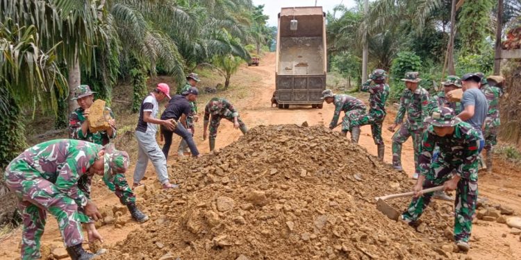 Anggota Satgas TMMD Ke-119 & Masyarakat Desa Berkolaborasi Mengerjakan Peningkatan dan Pengoralan Jalan
