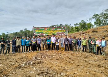 Dukung Program Ketahanan Pangan, Satgas TMMD ke -119 Tanam Jagung Bersama Warga 