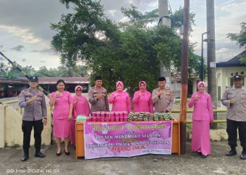 Berbagi di Ramadhan 1445 H, Polsek Ipuh Bagikan Takjil 