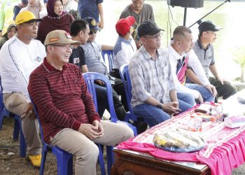 Ribuan Masyarakat Antusias Ikut Pembagian Ikan Bandeng Gratis Pemprov Bengkulu, Gubernur Rohidin: Oktober Kita Panen Lagi