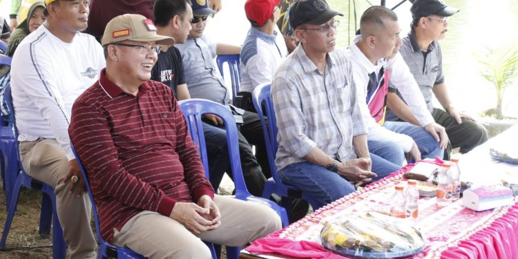 Ribuan Masyarakat Antusias Ikut Pembagian Ikan Bandeng Gratis Pemprov Bengkulu, Gubernur Rohidin: Oktober Kita Panen Lagi