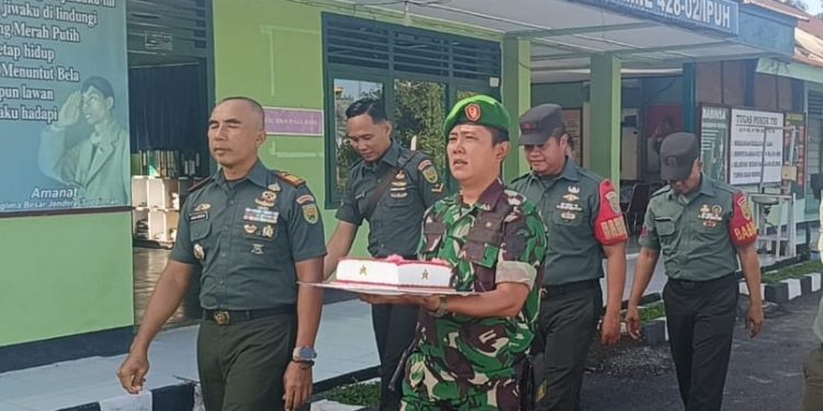 Perkuat Sinergitas, Danramil 02 Ipuh Sambangi Polsek Ipuh dalam Rangka HUT Bhayangkara ke-78