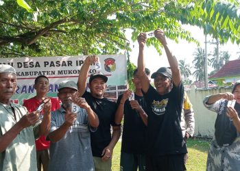 Tingkatkan Ketahanan Pangan Desa, Pemdes Pasar Ipuh Bagikan Alsintan dan Hewan Ternak 