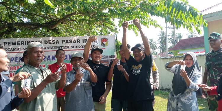 Tingkatkan Ketahanan Pangan Desa, Pemdes Pasar Ipuh Bagikan Alsintan dan Hewan Ternak 