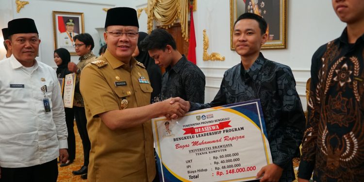Rohidin Teruskan Beasiswa ‘Bengkulu Leadership Program’, Kali ini 1,3 M