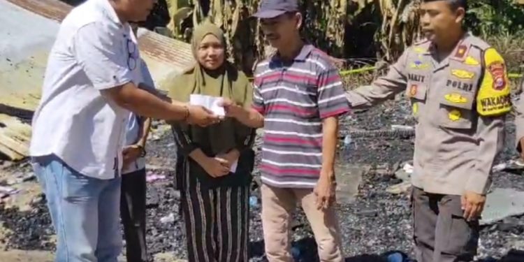 MOI Mukomuko Bersama Polres Mukomuko Salurkan Bantuan Kepada Korban Kebakaran di Desa Pauh Terenja