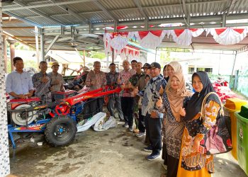 Perkuat Ketahanan Pangan Desa,Pemdes Pasar Baru Bagikan Hand Traktor dan Mesin Perontok Padi