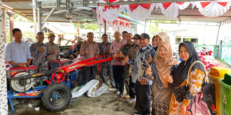 Perkuat Ketahanan Pangan Desa,Pemdes Pasar Baru Bagikan Hand Traktor dan Mesin Perontok Padi