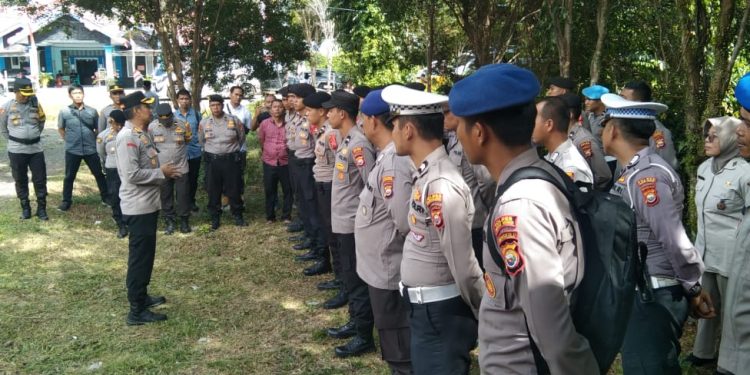 Pastikan Berjalan Aman dan Lancar, Kapolres Mukomuko Pimpin Langsung Pengamanan Pendaftaran Calon Bupati dan Wakil Bupati di KPU Mukomuko