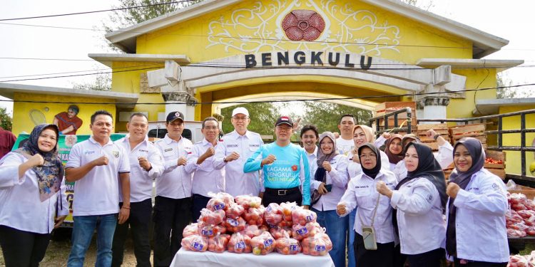 Harga Tomat Anjlok, KAGAMA Bengkulu Salurkan 3 Ton Tomat Gratis ke Warga