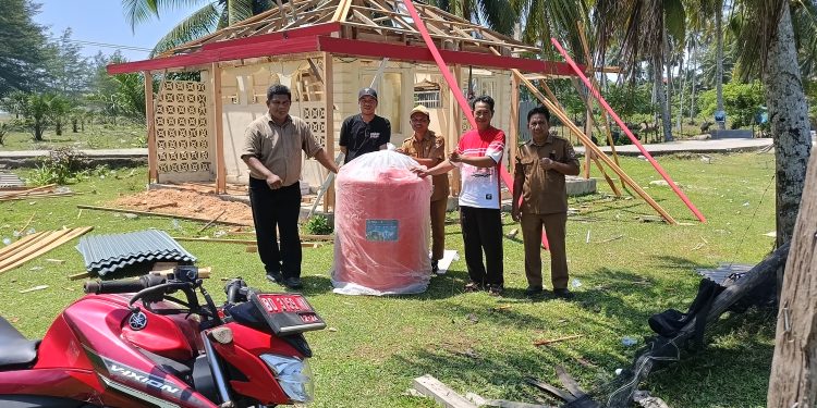Bupati Mukomuko Serahkan Bantuan Pembangunan Mushola Pantai Abrasi Pasar Ipuh