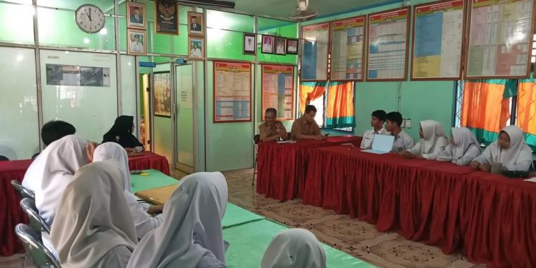 Pelajari APBDes, Guru dan Siswa MAN 1 Mukomuko Turun ke Desa