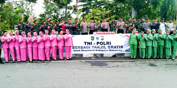 Kompak dan Bersinergi di Moment Ramadhan Berkah, TNI-Polri Berbagi Takjil Gratis Untuk Masyarakat Mukomuko