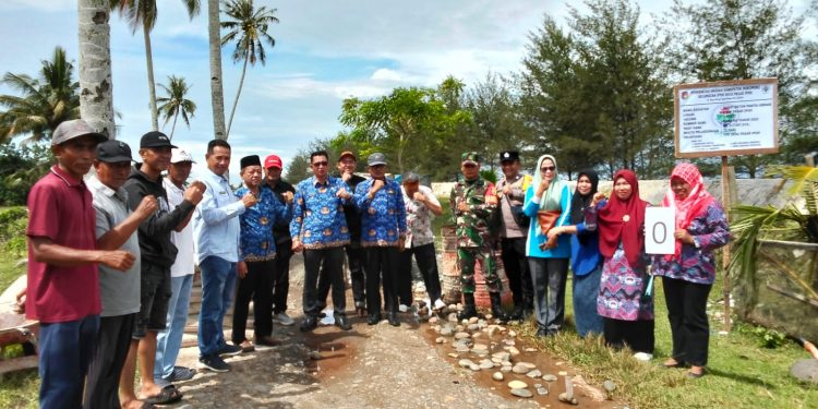 Pemdes Pasar Ipuh Laksanakan Peletakan Batu Pertama Pembangunan Rabat Beton di Area Pantai Abrasi Pasar Ipuh