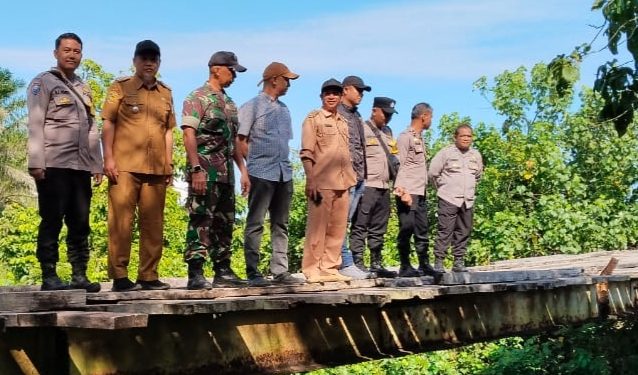 Diduga Tercemar Limbah Sawit, Sungai di Ipuh Menghitam dan Berminyak, Pemerintah Desa dan Forkoimcam Ipuh & DPRD Lakukan Pengecekan