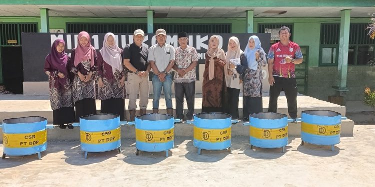 Mendukung Kebersihan Madrasah, PT. Daria Dharma Pratama (DDP) Serahkan Bantuan Tong Sampah ke MIN 1 Mukomuko